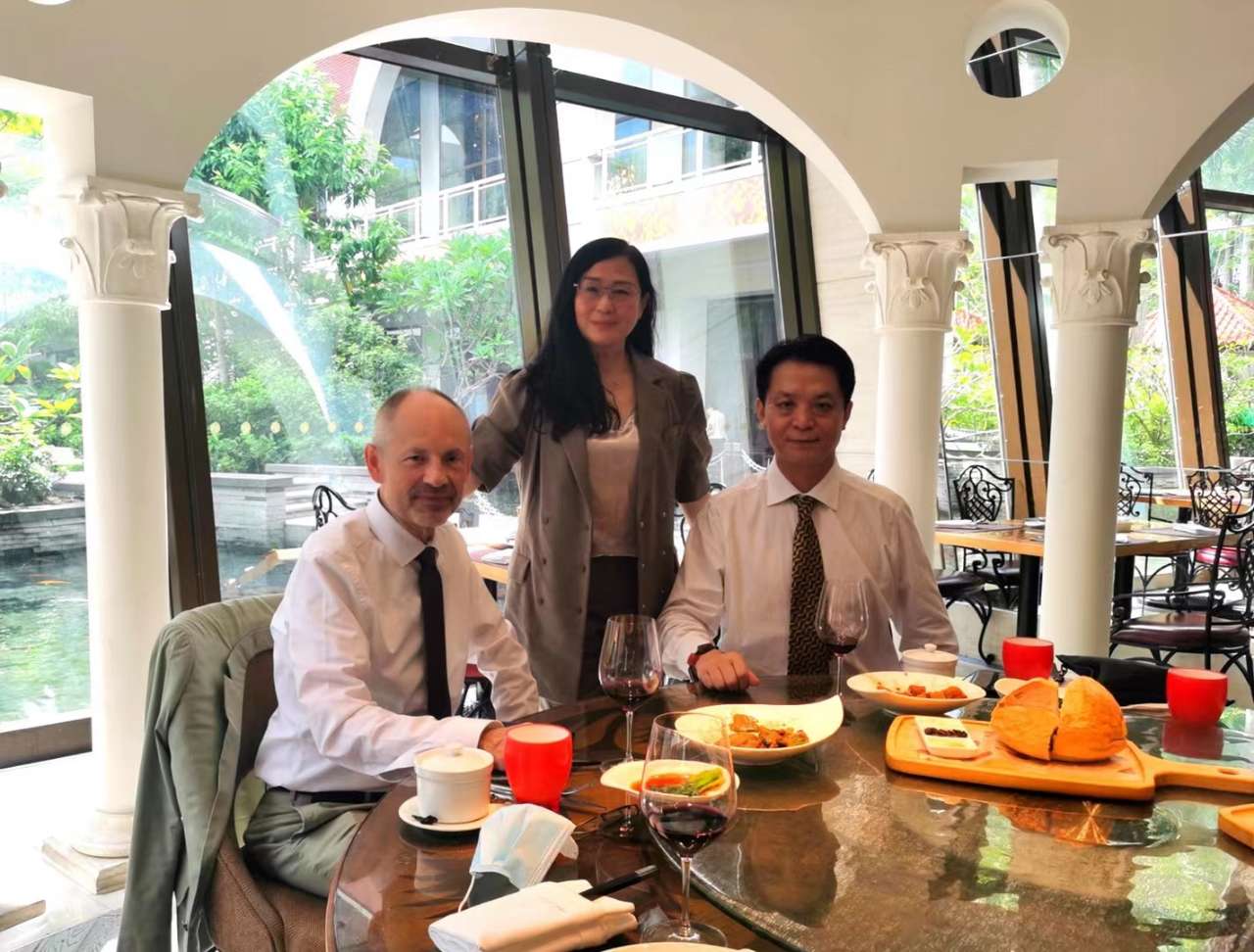 比利时王国驻广州总领事杜律国先生宴请富有国际教育集团董事长回重屹先生及总经理Joan女士